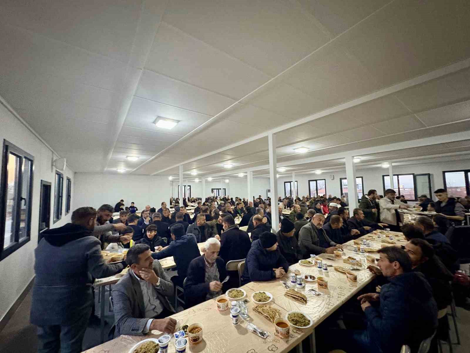 Başkanı Ulutaş, iftarda vatandaşlarla bir araya geldi
