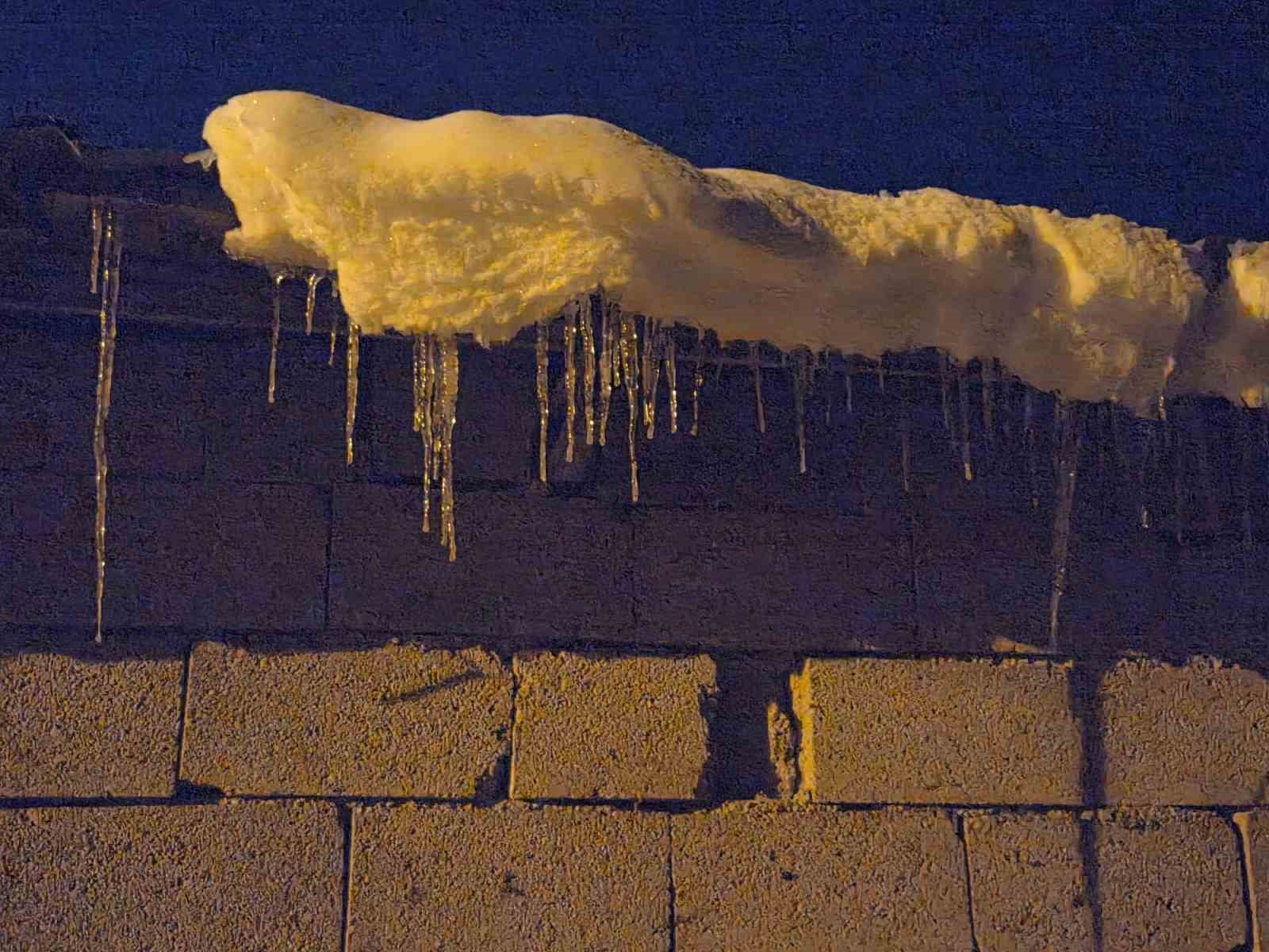 Başkent gün boyu buz kesti
