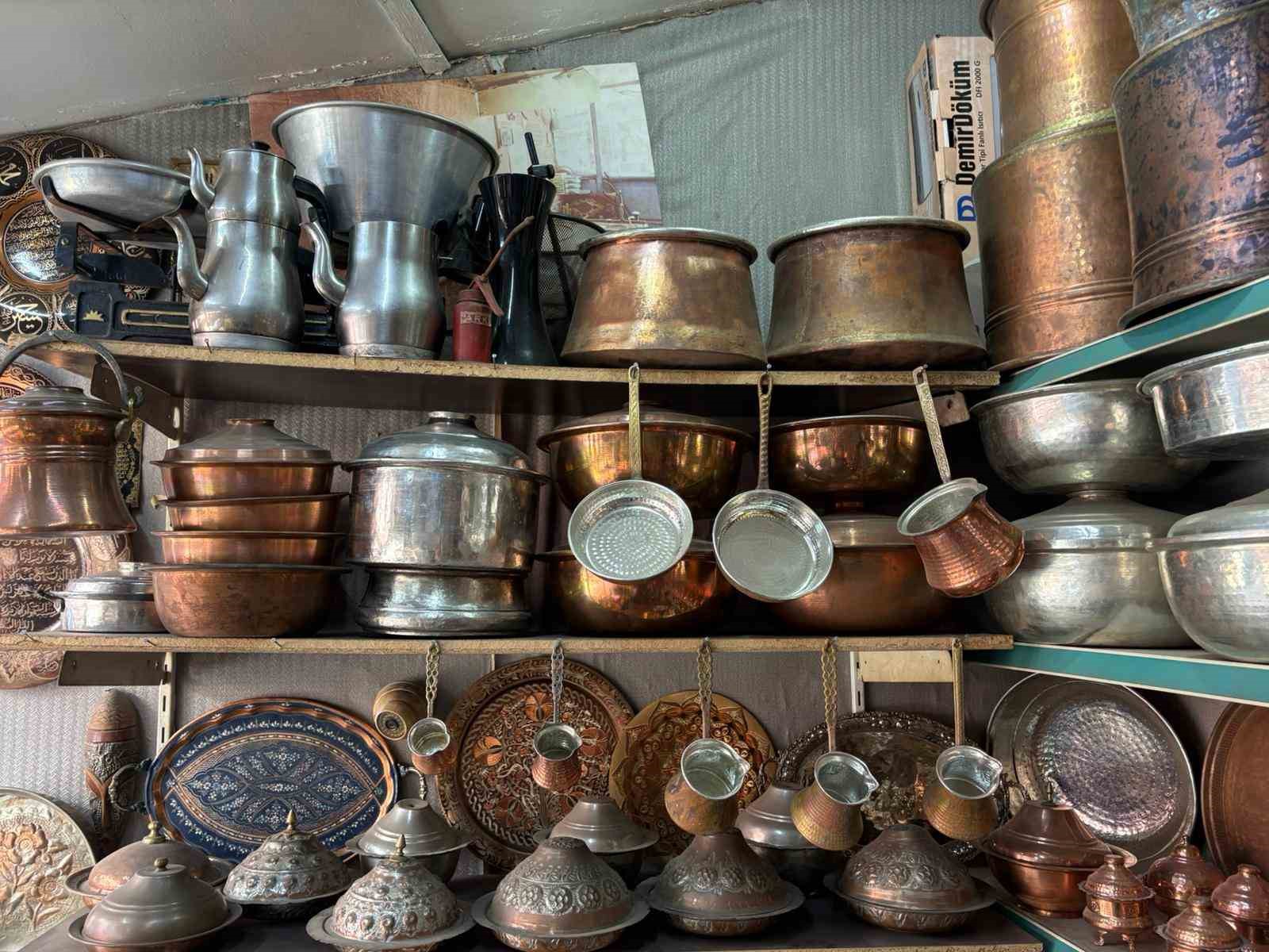 Başkent’in son bakır ustalarından Aytekin Küçük: "Bakıra talep çok ama yetişecek çırak yok"
Başkent’in son bakır ustalarından Aytekin Küçük: "Bakıra talep çok ama yetişecek çırak yok"