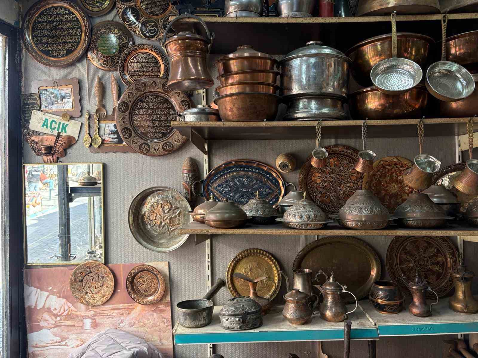 Başkent’in son bakır ustalarından Aytekin Küçük: "Bakıra talep çok ama yetişecek çırak yok"
Başkent’in son bakır ustalarından Aytekin Küçük: "Bakıra talep çok ama yetişecek çırak yok"