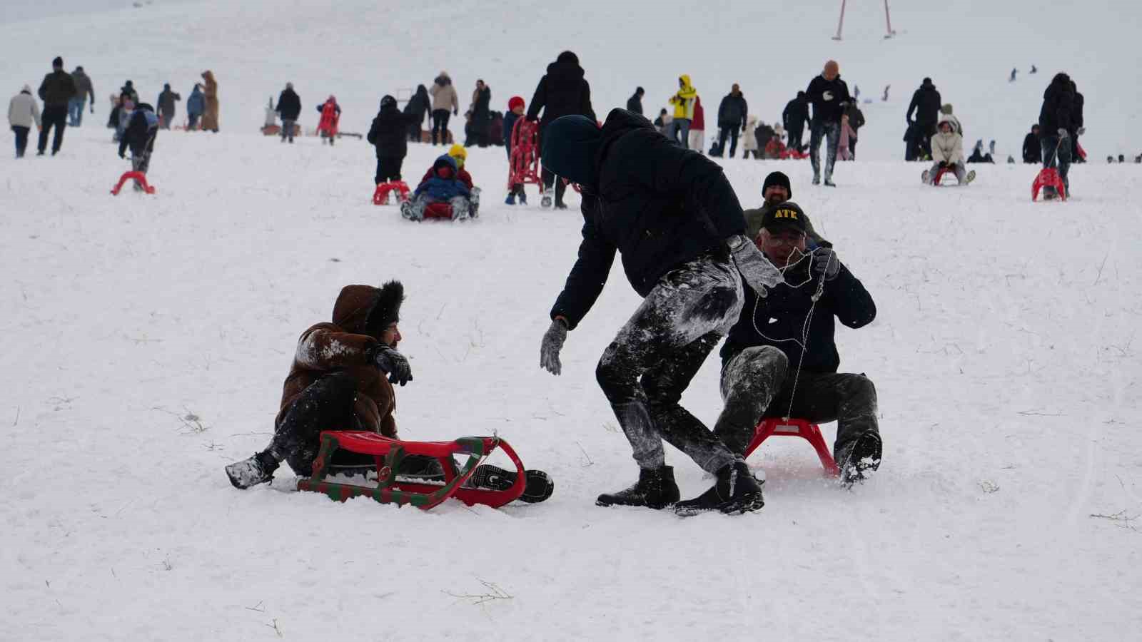 Başkentliler yılın ilk gününde Elmadağ kayak merkezine akın etti
