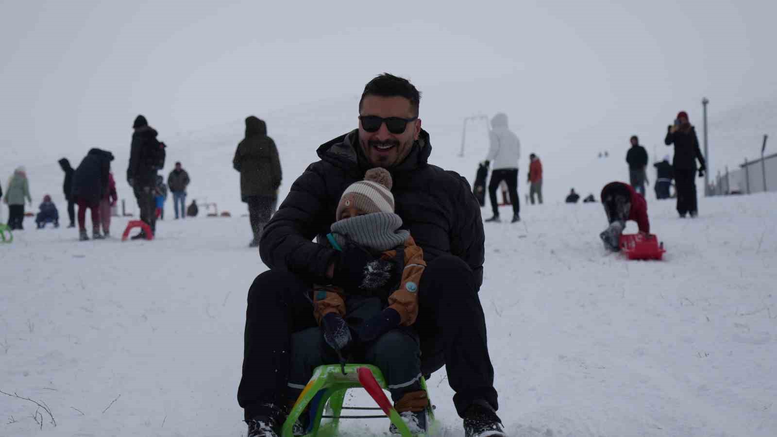 Başkentliler yılın ilk gününde Elmadağ kayak merkezine akın etti
