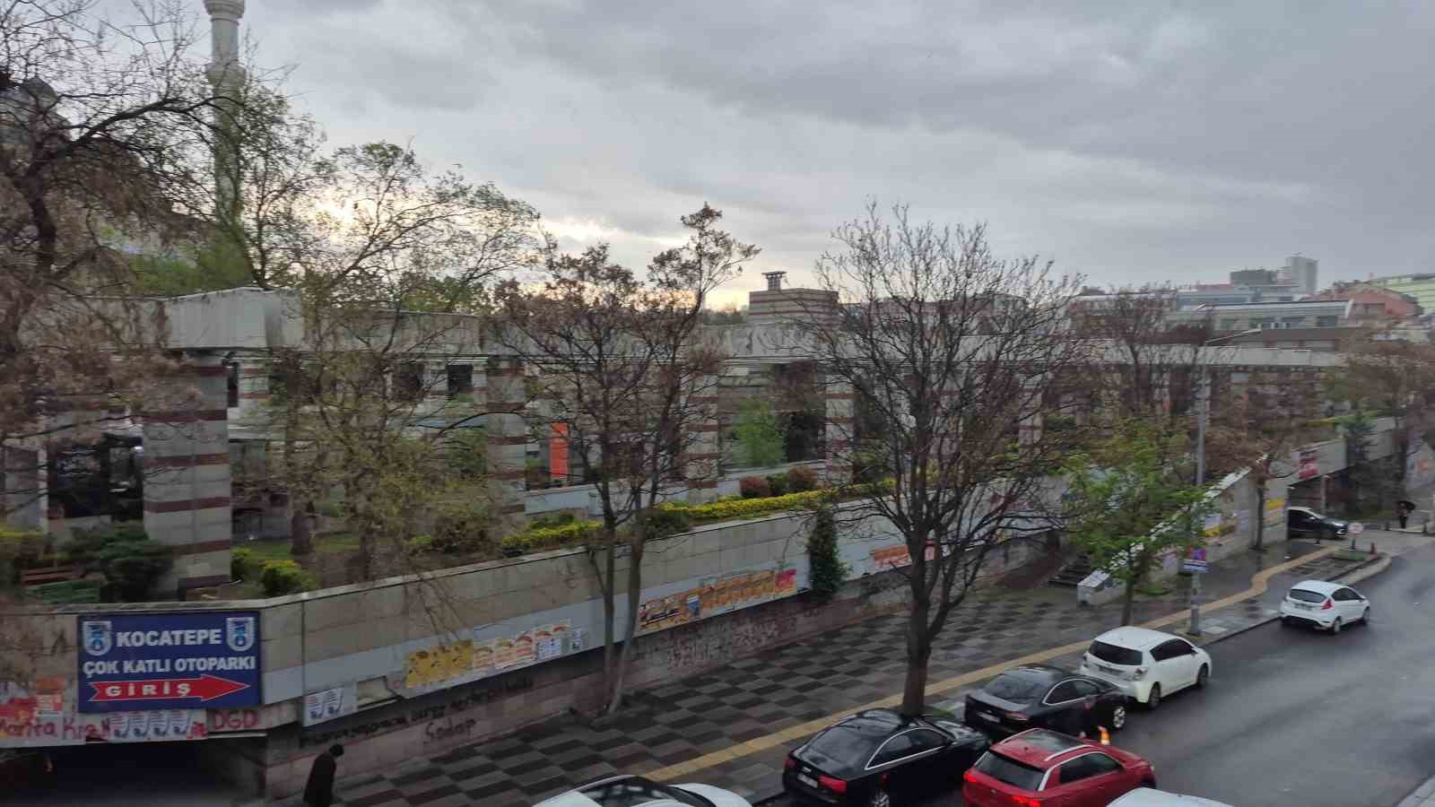 Başkent’te aniden başlayan fırtına vatandaşlara zor anlar yaşattı
