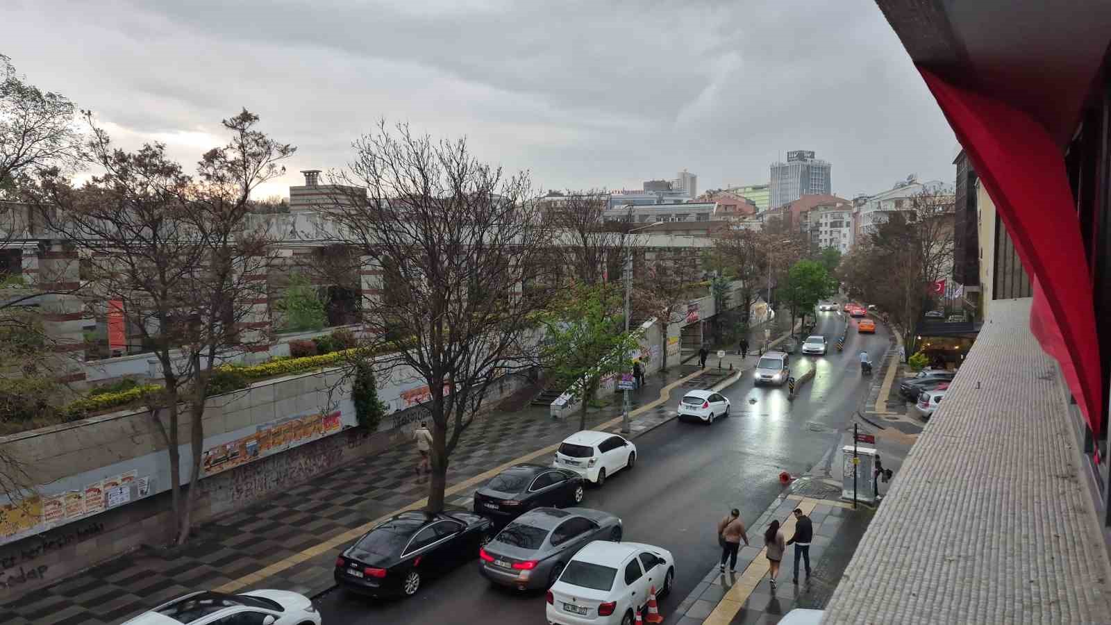 Başkent’te aniden başlayan fırtına vatandaşlara zor anlar yaşattı
