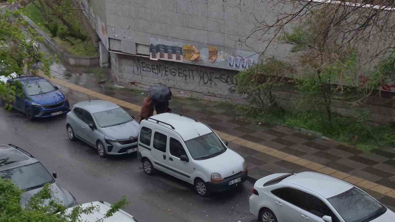 Başkent’te aniden başlayan fırtına vatandaşlara zor anlar yaşattı
