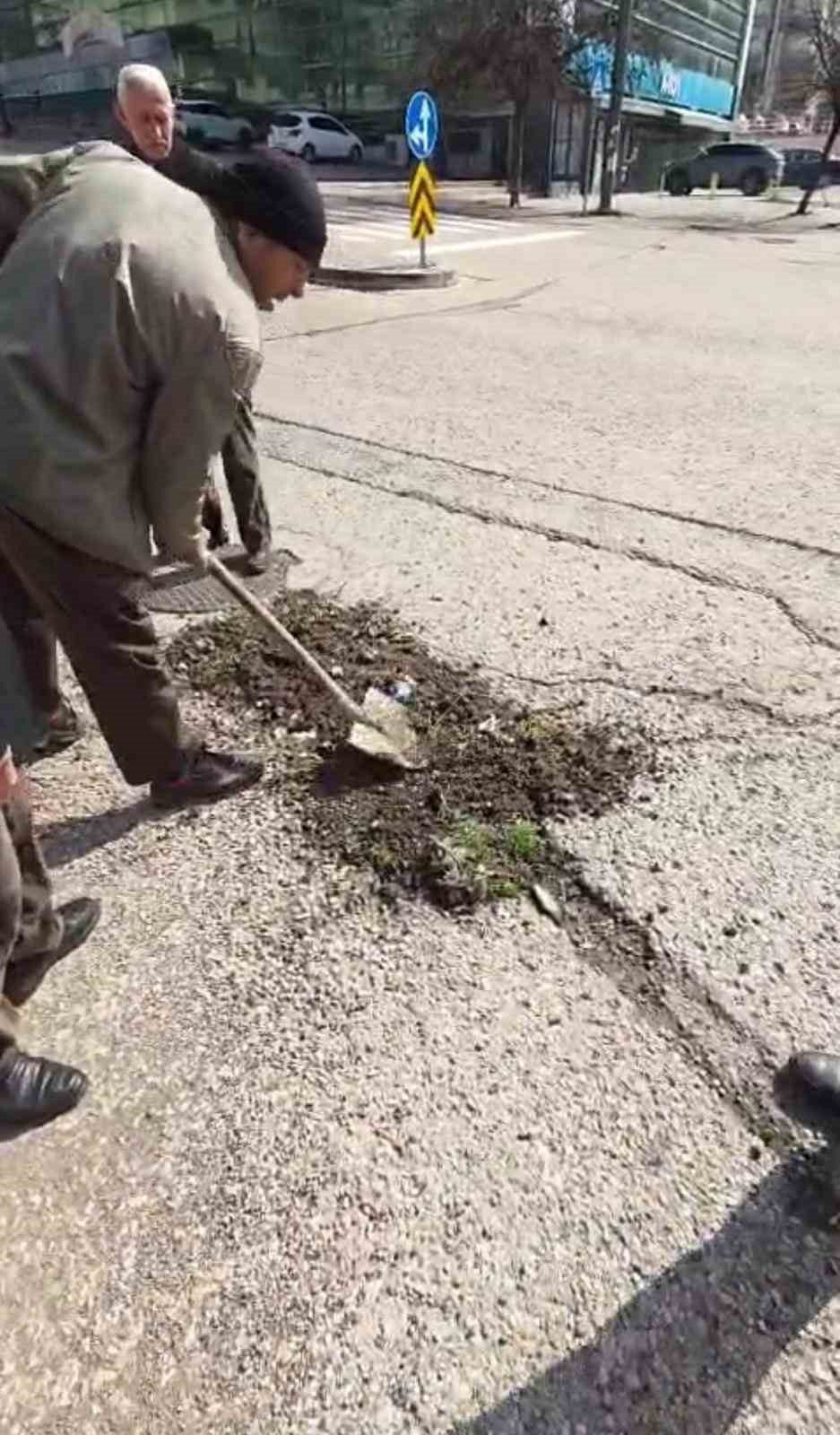 Başkentte belediyeden umudu kesen vatandaşlar köstebek yuvasına dönen yolları  kendileri onardı
