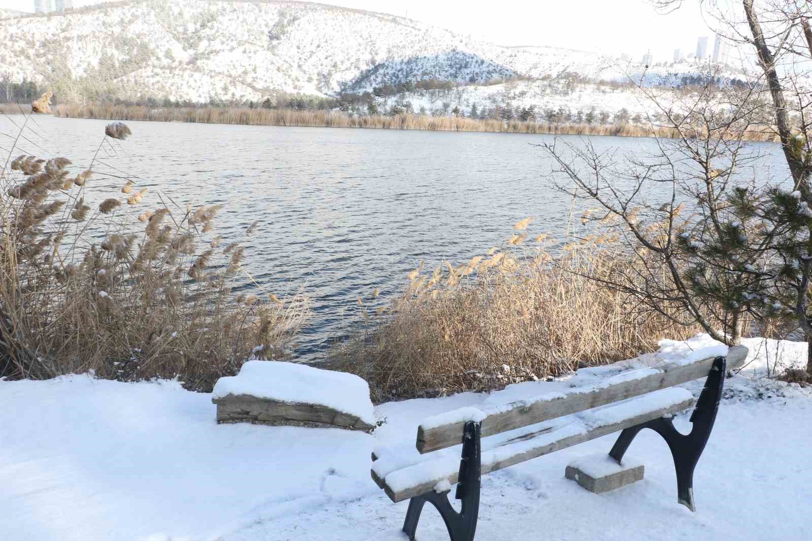 Başkentte etkili olan kar yağışı Eymir Gölü’nde kartpostallık görüntüler oluşturdu
