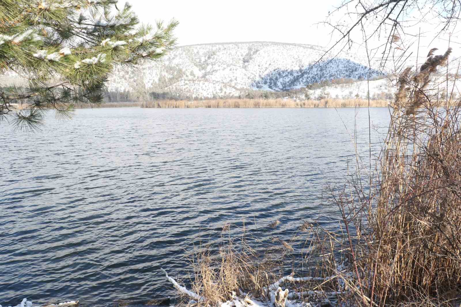 Başkentte etkili olan kar yağışı Eymir Gölü’nde kartpostallık görüntüler oluşturdu
