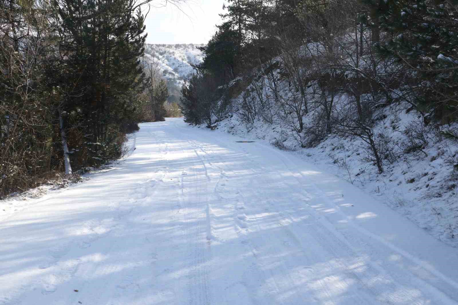 Başkentte etkili olan kar yağışı Eymir Gölü’nde kartpostallık görüntüler oluşturdu
