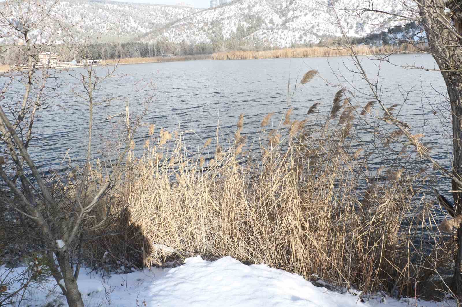 Başkentte etkili olan kar yağışı Eymir Gölü’nde kartpostallık görüntüler oluşturdu
