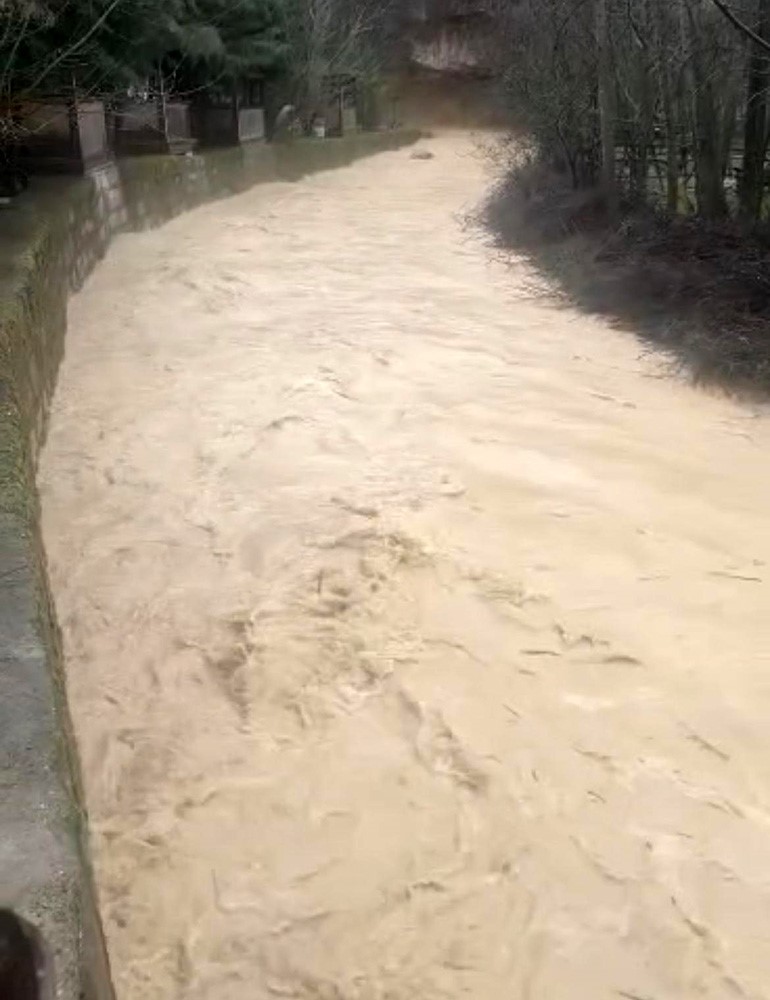 Başkentte sağanak etkili oldu: Dereler taştı, okulun istinat duvarı çöktü
