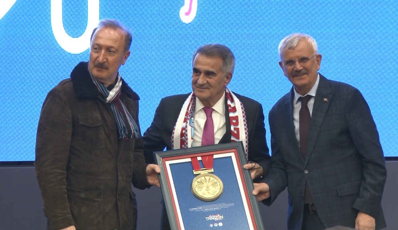Başkentte Trabzon Günleri: Şenol Güneş ve Tolga Zengin vatandaşlarla buluştu
