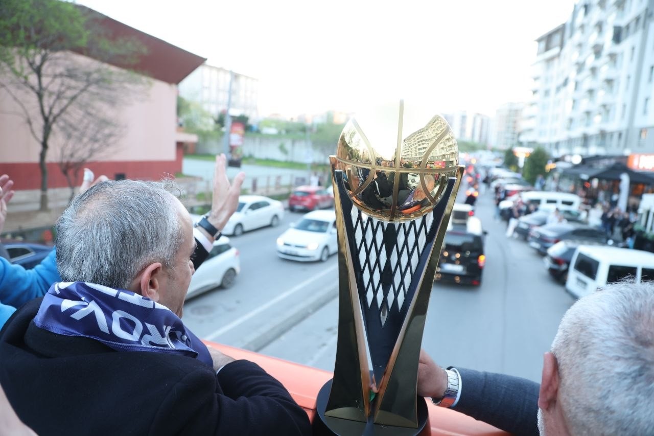 Basketbol Süper Ligi’ne yükselen Çayırova Belediyesi’nde şampiyonluk coşkusu
