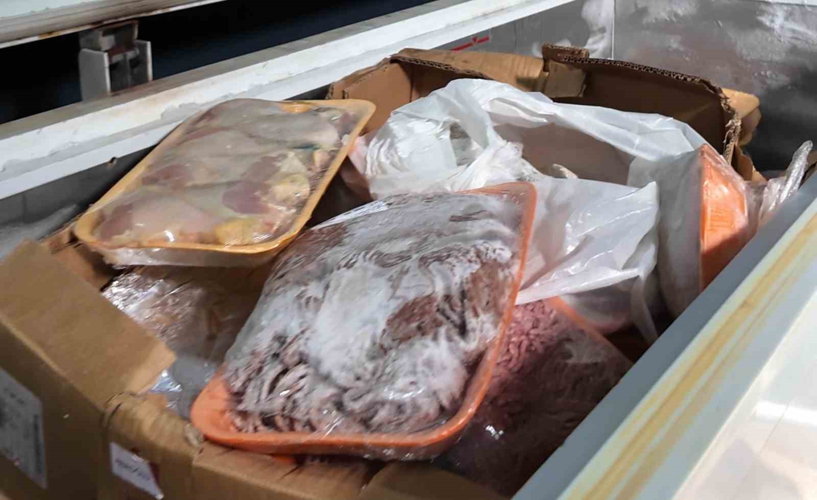 Baskın yapılan kasaptan mide bulandıran küflü ve bozuk etler çıktı
