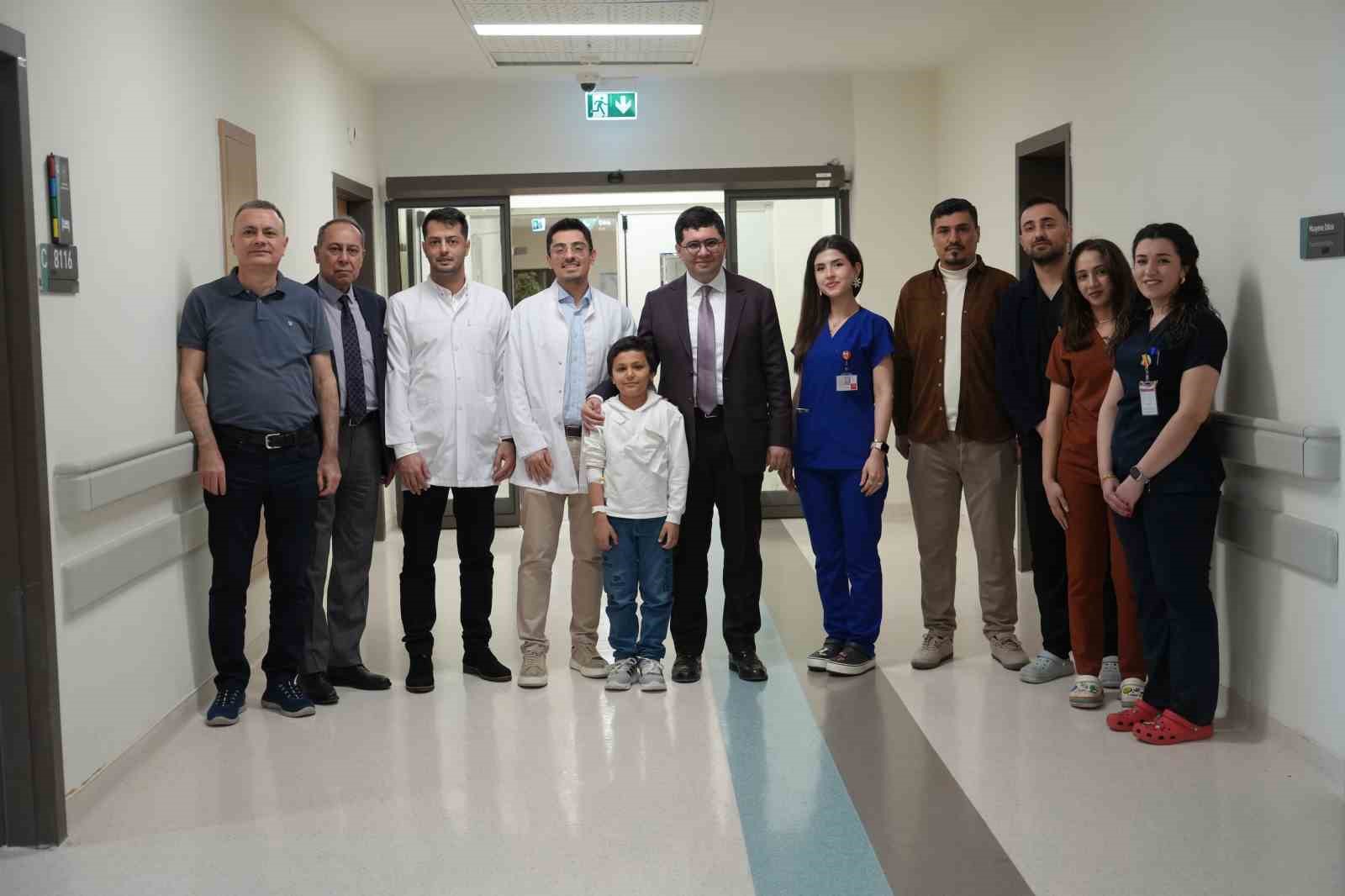 Başparmağında ileri derece hareket kısıtlılığı olan çocuk, operasyonla sağlığına kavuştu
