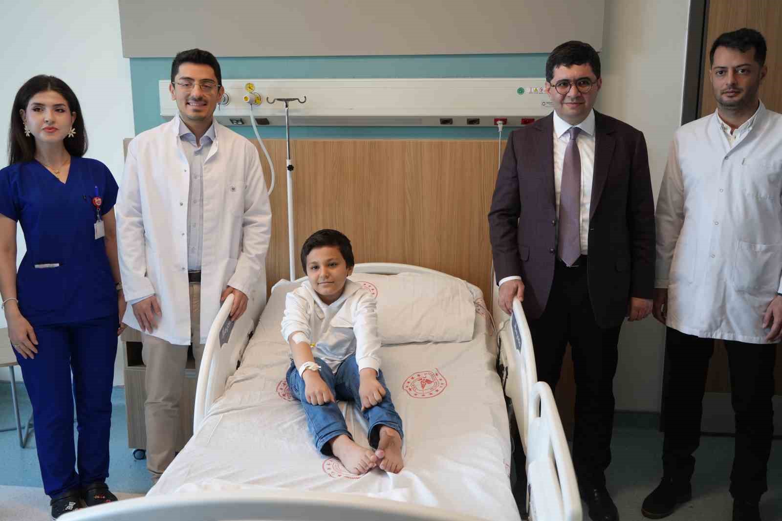 Başparmağında ileri derece hareket kısıtlılığı olan çocuk, operasyonla sağlığına kavuştu
