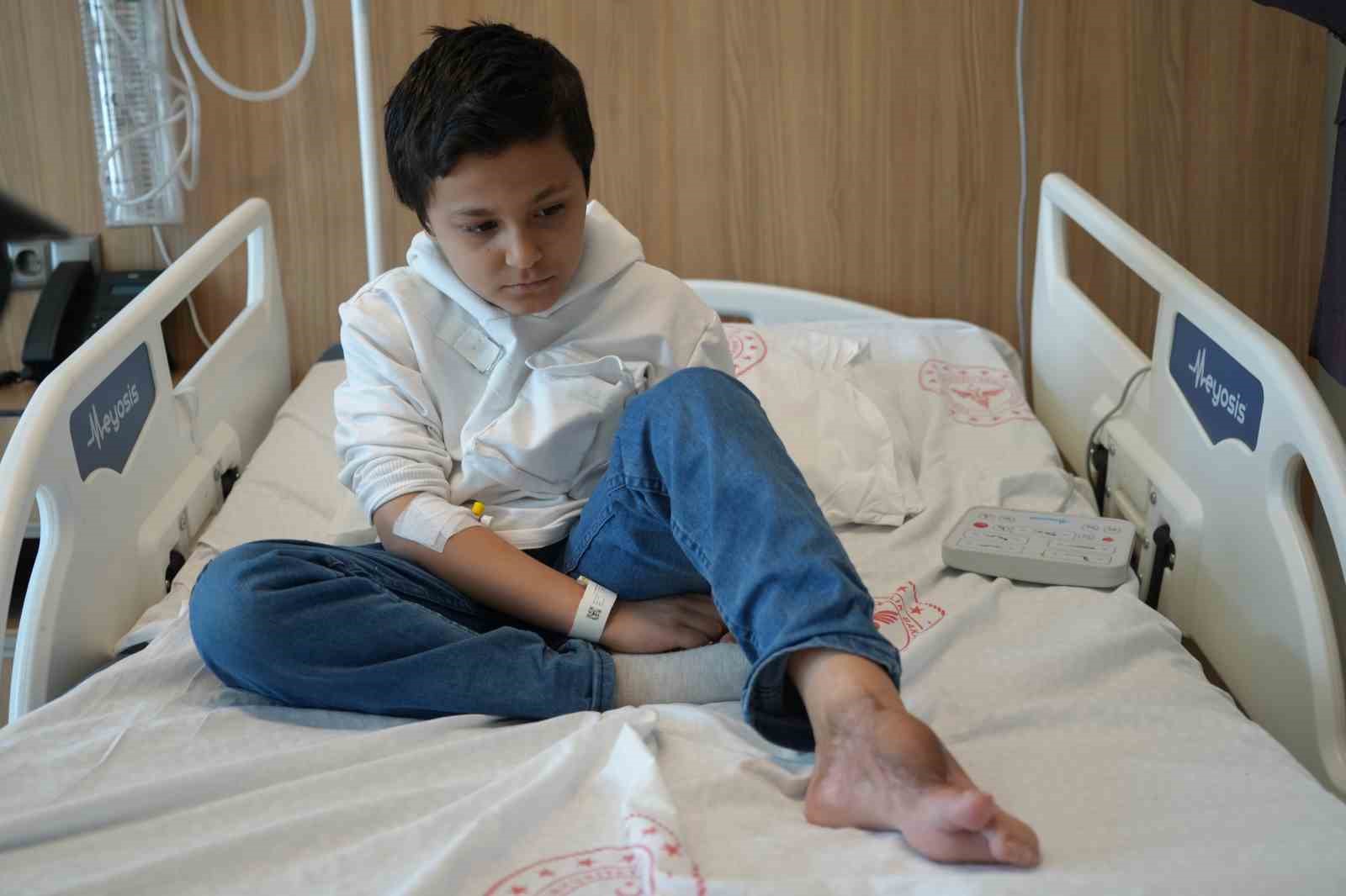 Başparmağında ileri derece hareket kısıtlılığı olan çocuk, operasyonla sağlığına kavuştu
