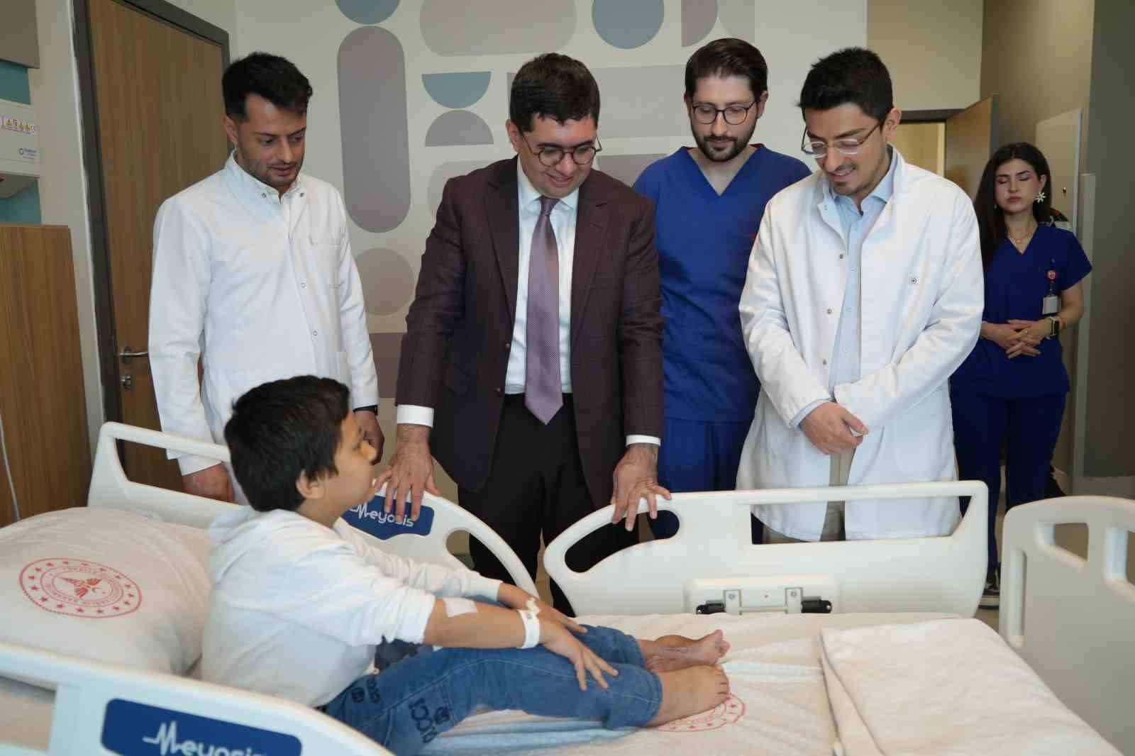 Başparmağında ileri derece hareket kısıtlılığı olan çocuk, operasyonla sağlığına kavuştu
