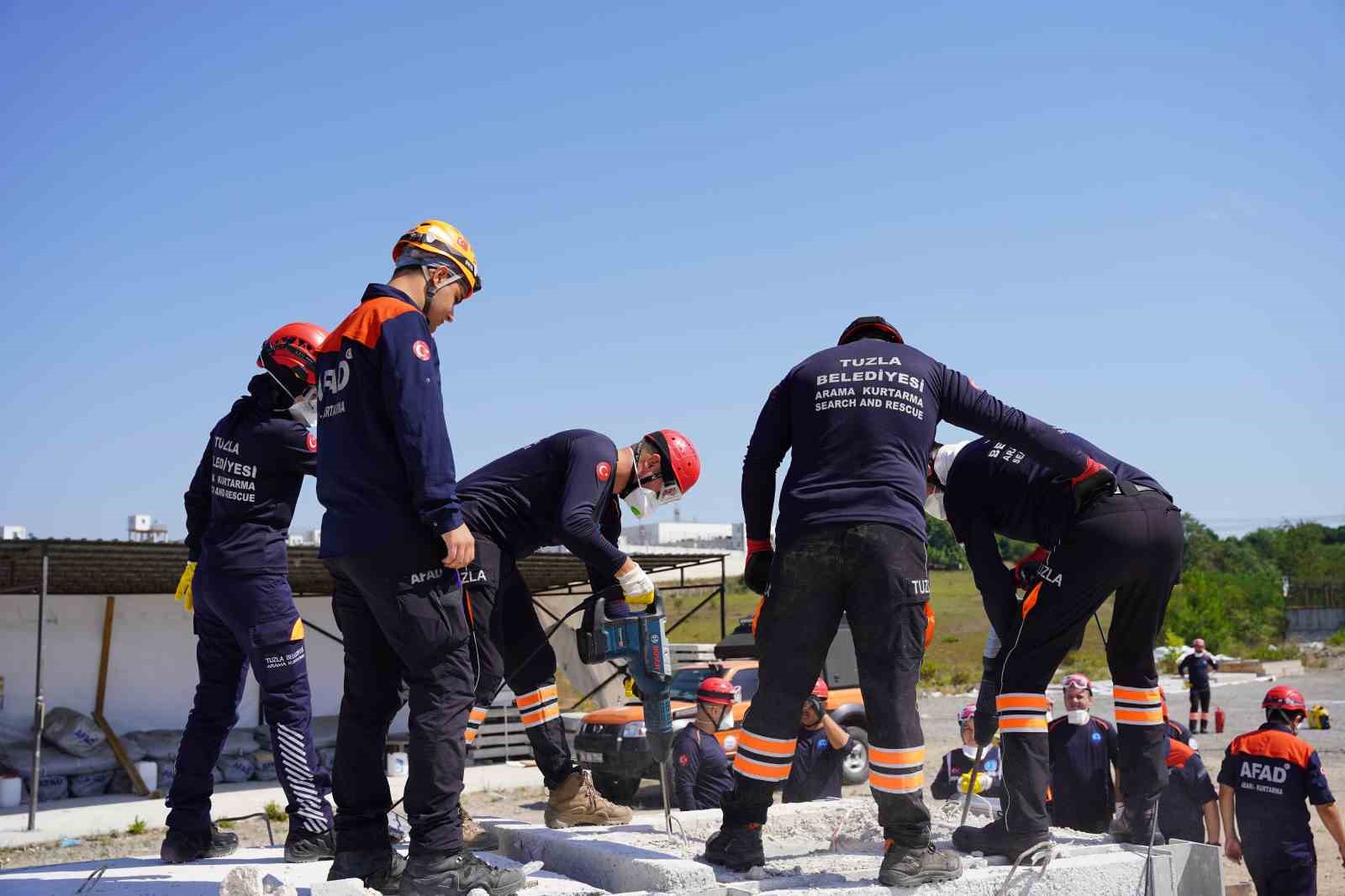Başsağlığı anonsları Tuzla’daki telsizlerden yükseldi
