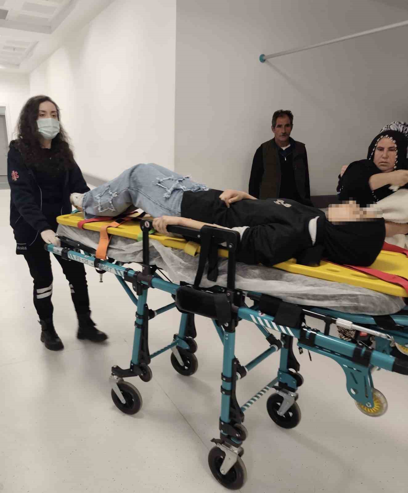 Bastığı gider mazgalı kayan kız öğrenci, 1 buçuk metrelik çukura düştü
