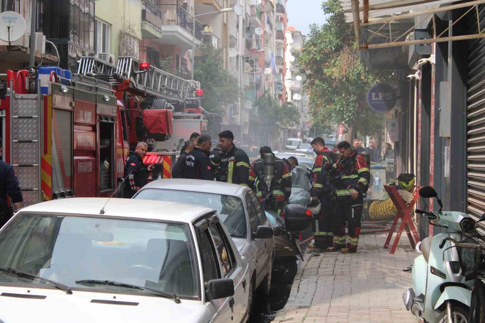 Batarya dükkanında yangın çıktı, bina tahliye edildi

