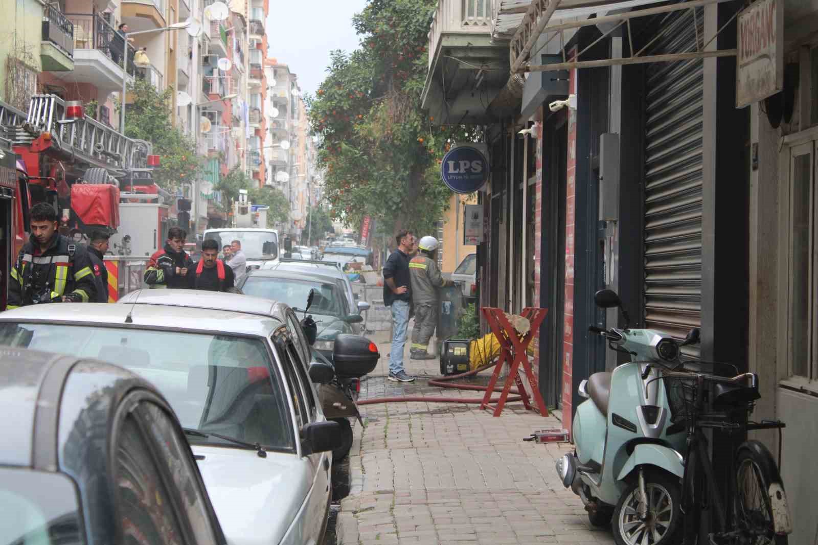 Batarya dükkanında yangın çıktı, bina tahliye edildi
