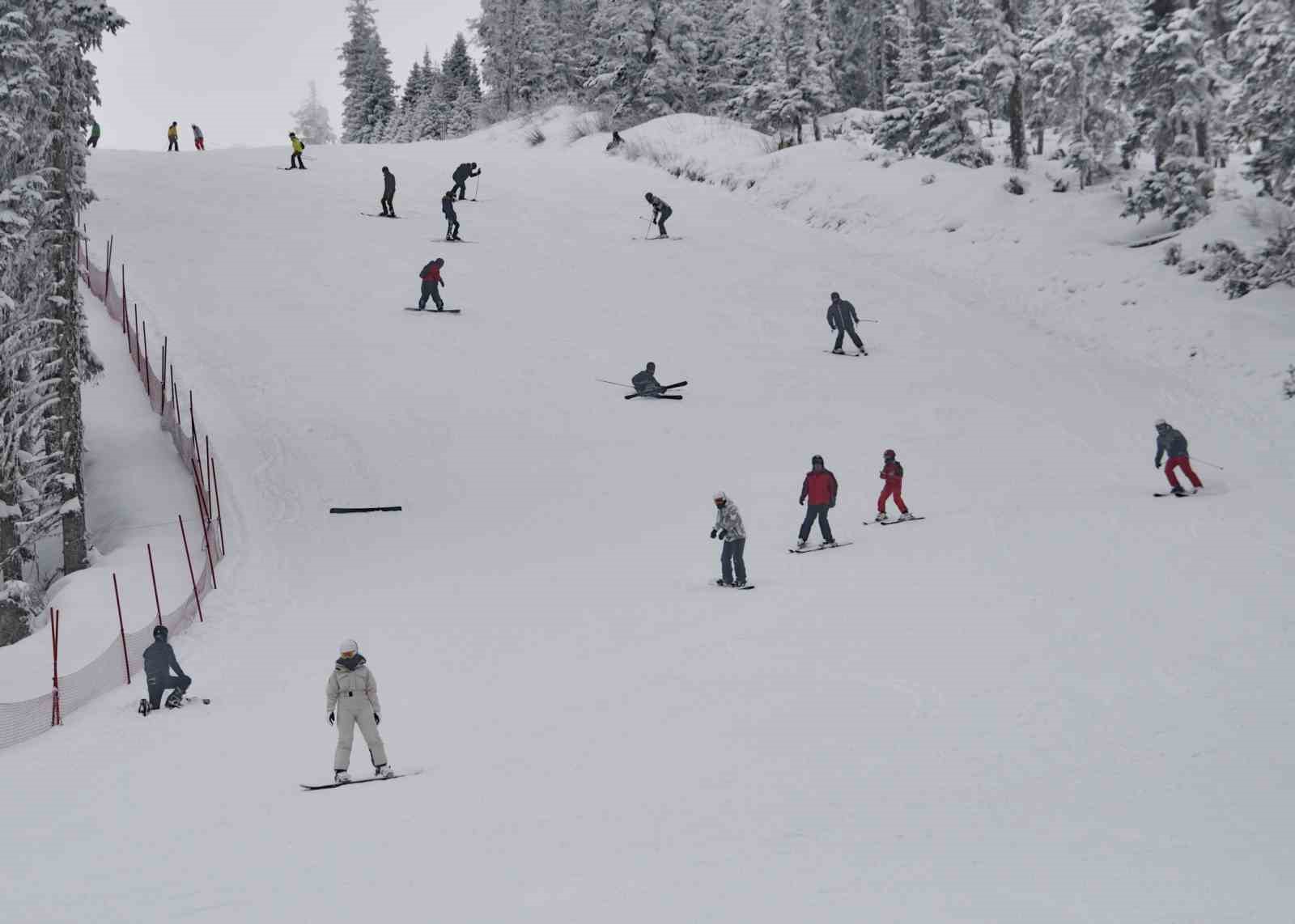 Batı Karadeniz’in en uzun pistine sahip Ilgaz Dağı, bayram tatilinde kayak severleri ağırlayacak
