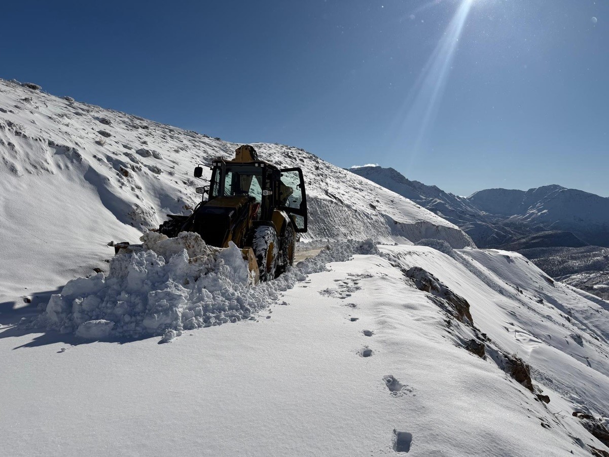 Batman kırsalında kar kalınlığı 1 metreyi aştı, yollar kapandı
