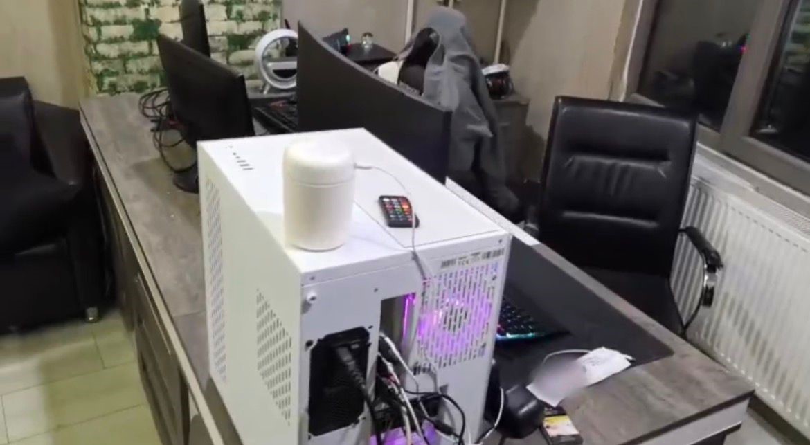 Batman merkezli 10 ilde dev operasyon: 15 milyarlık yasa dışı bahis ağı çökertildi
Batman merkezli 10 ilde dev operasyon: 15 milyarlık yasa dışı bahis ağı çökertildi