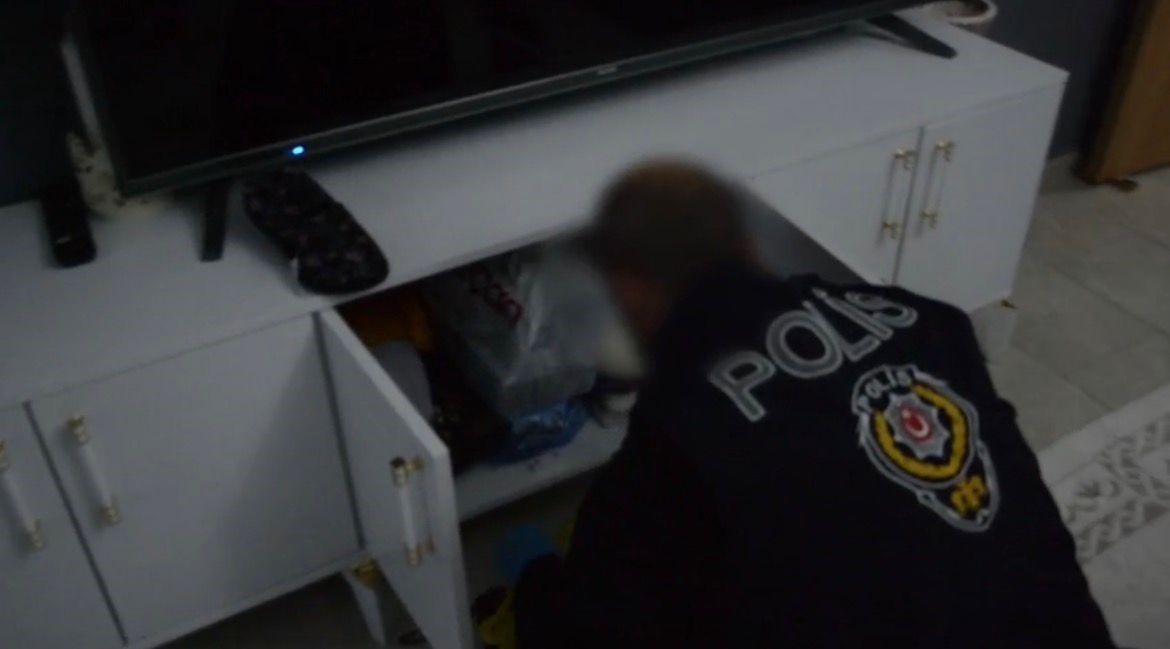 Batman merkezli 10 ilde dev operasyon: 15 milyarlık yasa dışı bahis ağı çökertildi
Batman merkezli 10 ilde dev operasyon: 15 milyarlık yasa dışı bahis ağı çökertildi