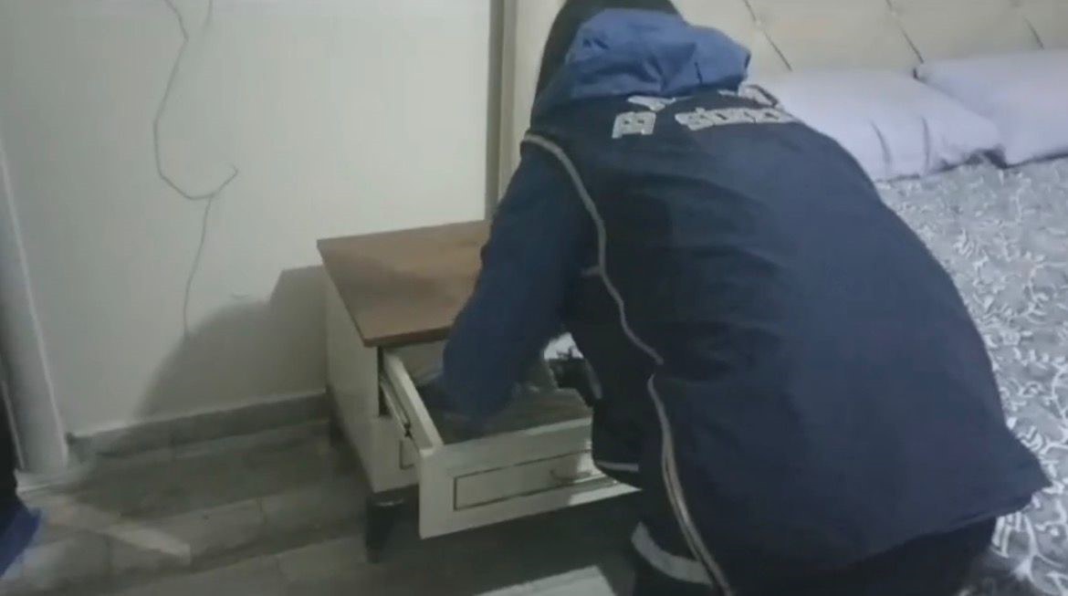 Batman merkezli 10 ilde dev operasyon: 15 milyarlık yasa dışı bahis ağı çökertildi
Batman merkezli 10 ilde dev operasyon: 15 milyarlık yasa dışı bahis ağı çökertildi