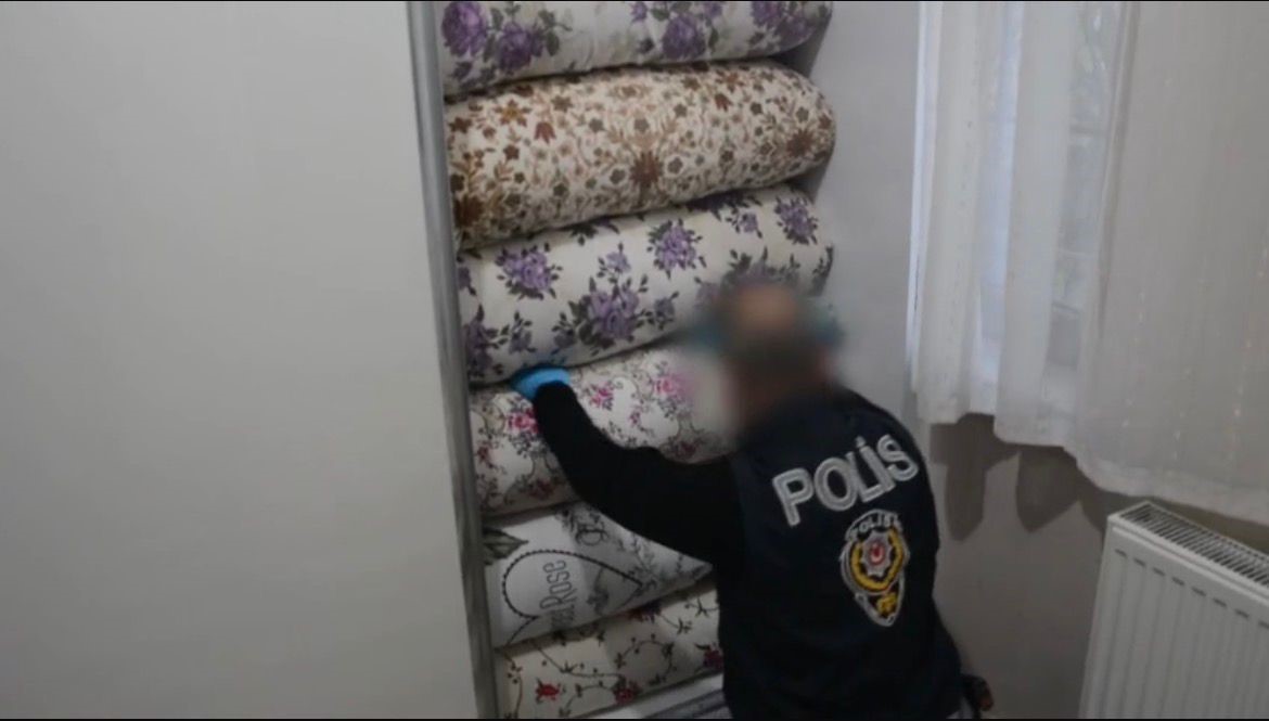 Batman merkezli 10 ilde dev operasyon: 15 milyarlık yasa dışı bahis ağı çökertildi
Batman merkezli 10 ilde dev operasyon: 15 milyarlık yasa dışı bahis ağı çökertildi