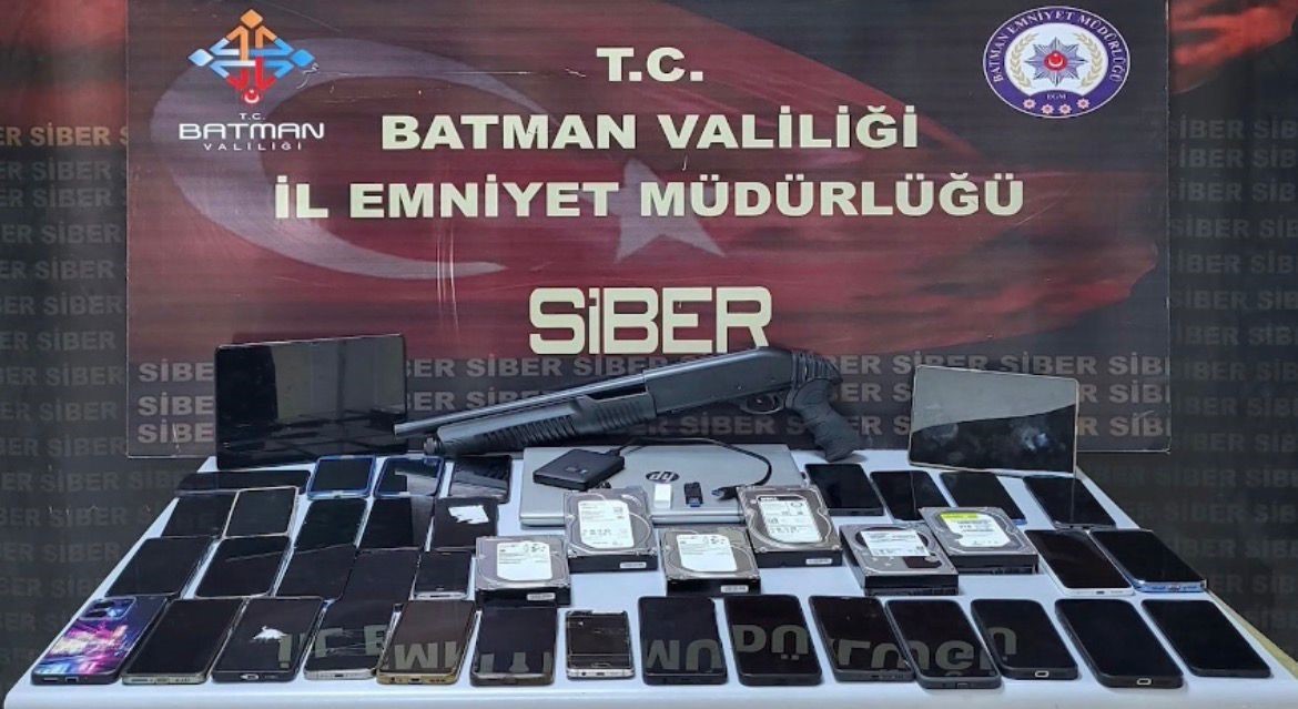 Batman merkezli 10 ilde dev operasyon: 15 milyarlık yasa dışı bahis ağı çökertildi
Batman merkezli 10 ilde dev operasyon: 15 milyarlık yasa dışı bahis ağı çökertildi