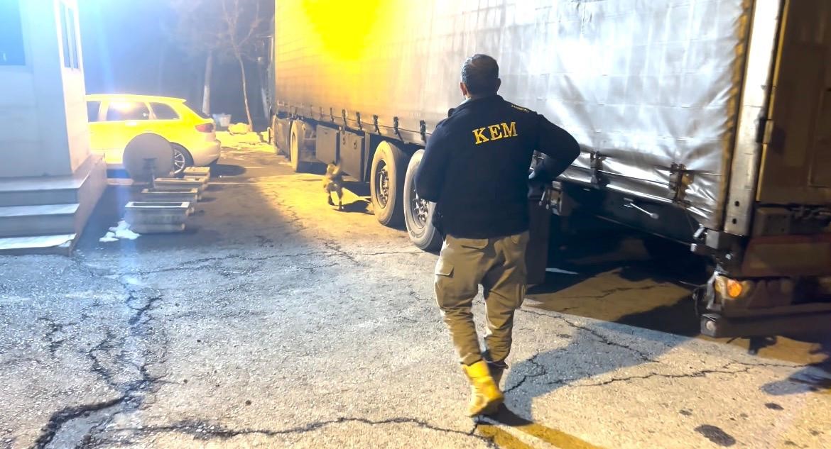 Batman polisinden nefes kesen operasyon: Tırda 51 kilo uyuşturucu ele geçirildi
