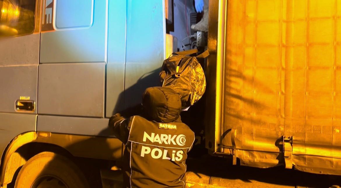 Batman polisinden nefes kesen operasyon: Tırda 51 kilo uyuşturucu ele geçirildi
