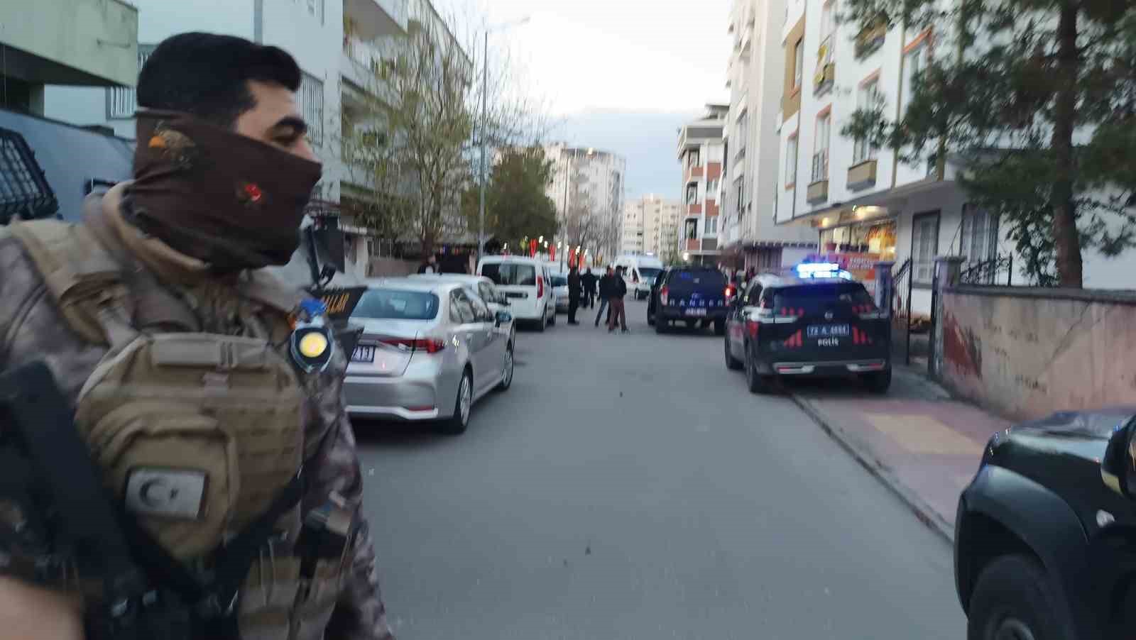 Batman Valiliği açıkladı: 2 kişinin hayatını kaybettiği saldırının faili yakalandı
Batman Valiliği açıkladı: 2 kişinin hayatını kaybettiği saldırının faili yakalandı