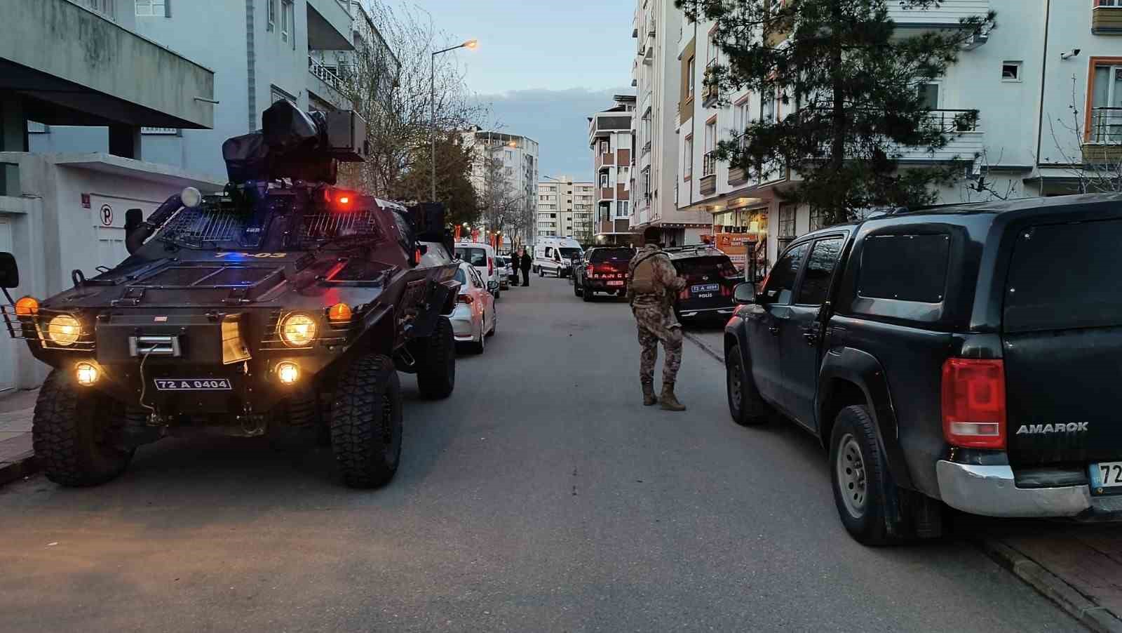 Batman Valiliği açıkladı: 2 kişinin hayatını kaybettiği saldırının faili yakalandı
Batman Valiliği açıkladı: 2 kişinin hayatını kaybettiği saldırının faili yakalandı