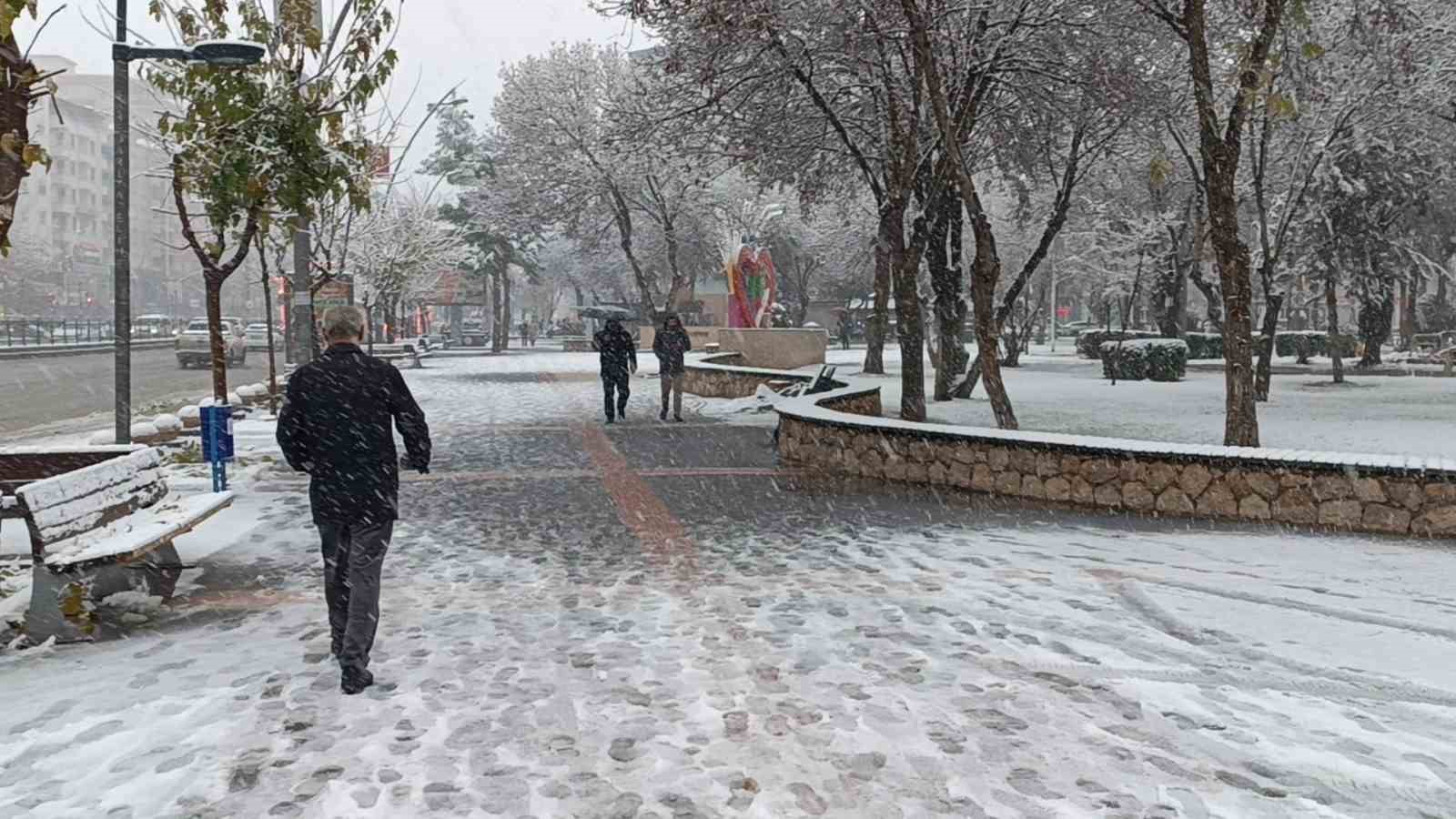 Batman’a uzun yıllar sonra lapa lapa kar yağdı, vatandaşlar sokağa döküldü
