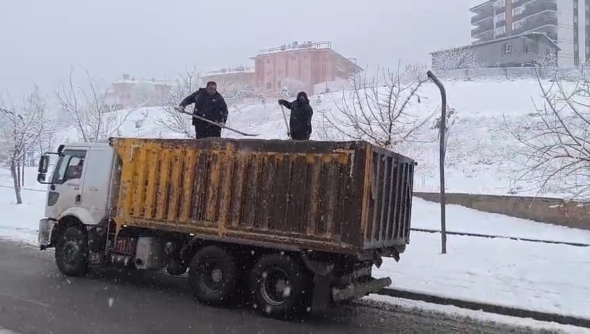 Batman’a uzun yıllar sonra lapa lapa kar yağdı, vatandaşlar sokağa döküldü
