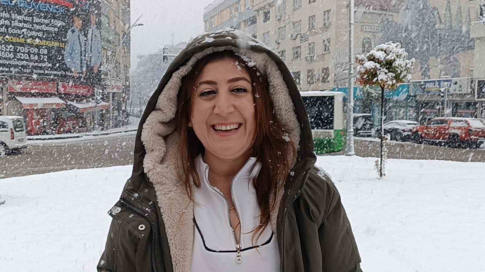 Batman’a uzun yıllar sonra lapa lapa kar yağdı, vatandaşlar sokağa döküldü
