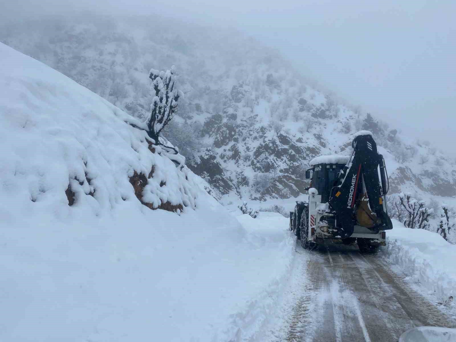 Batman’da 115 yerleşim yerinin yolu kardan kapandı
