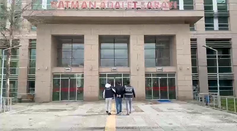 Batman’da 12 dosyadan aranan şahıs yakalandı
Batman’da 12 dosyadan aranan şahıs yakalandı
