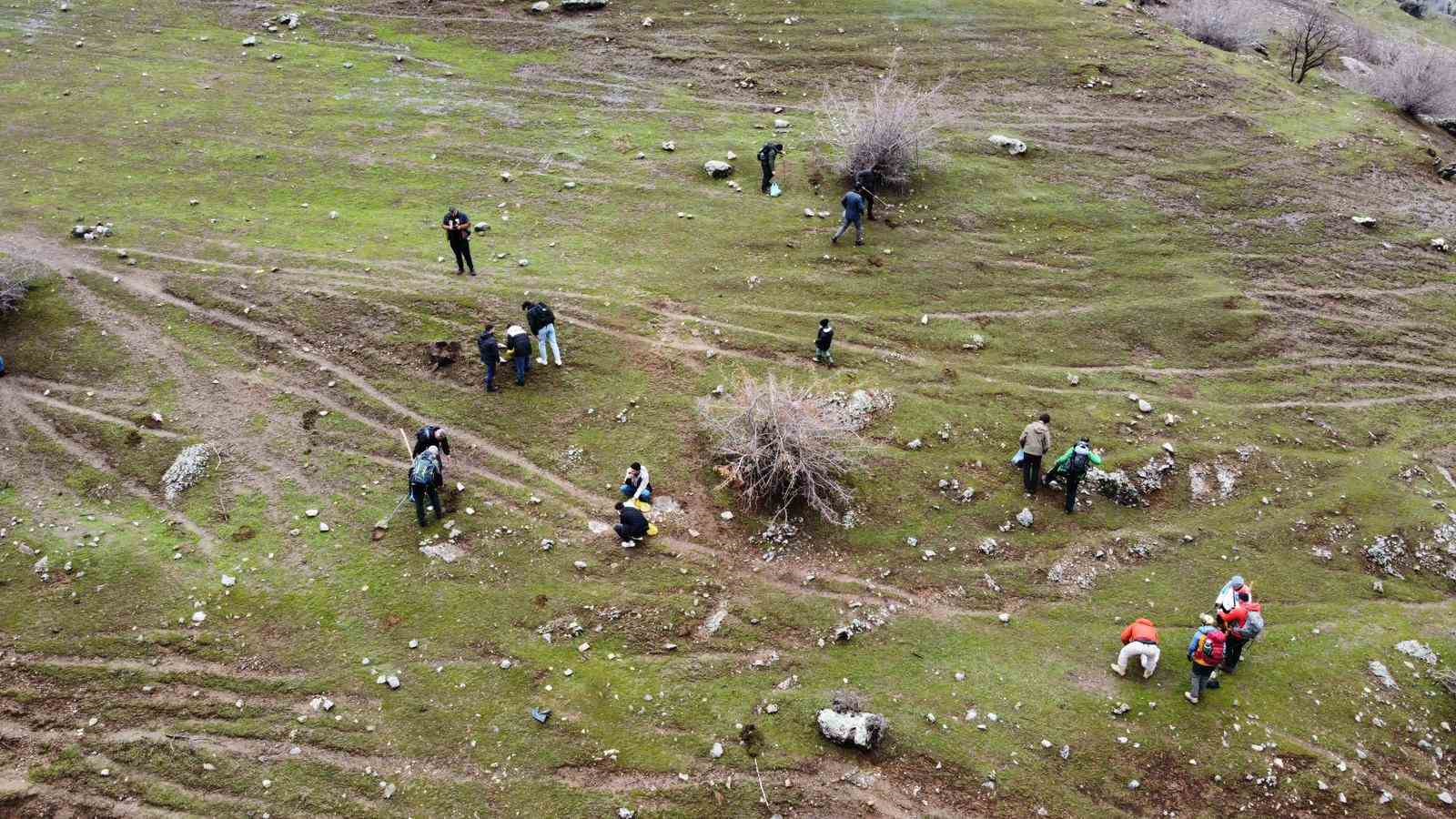 Batman’da 3 bin meşe palamudu toprakla buluşturuldu
