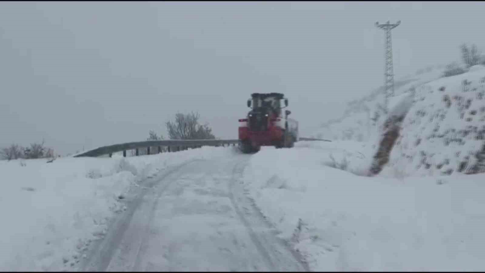 Batman’da 35 köy yolu ulaşıma açıldı, ziyaretçiler kurtarıldı
