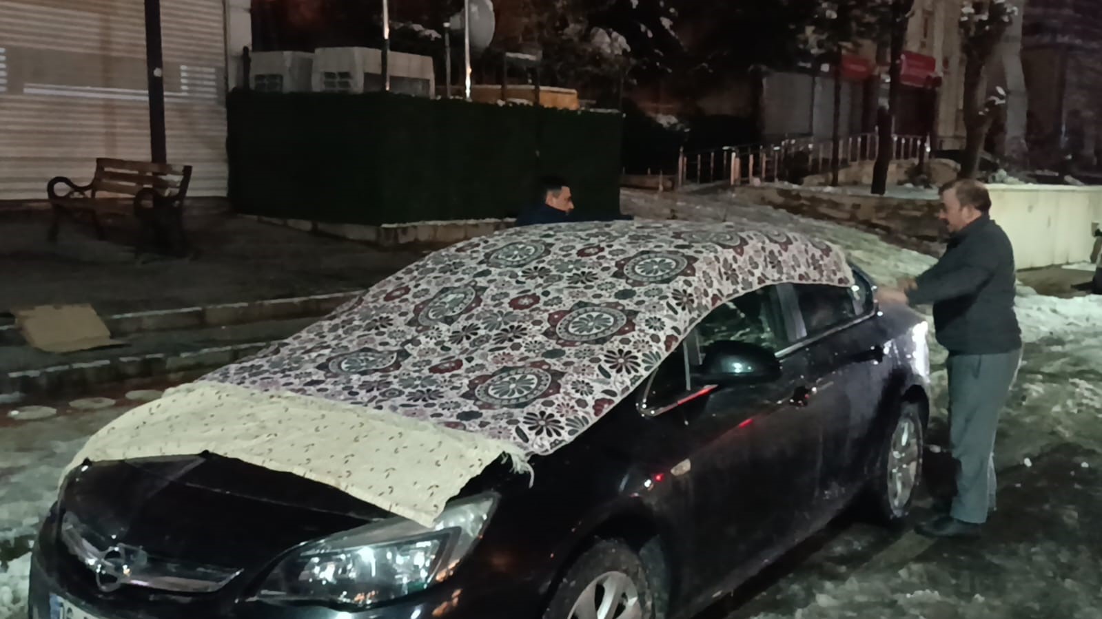 Batman’da araç sahiplerinden battaniyeli önlem
