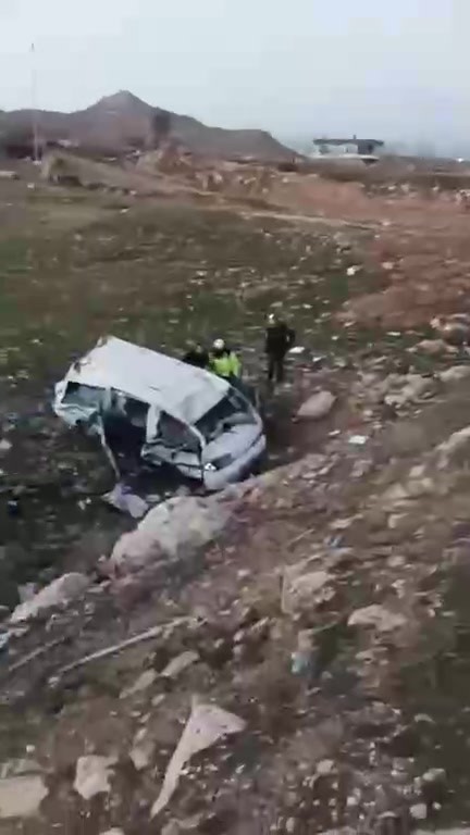 Batman’da araç uçuruma yuvarlandı: 3 ağır yaralı
