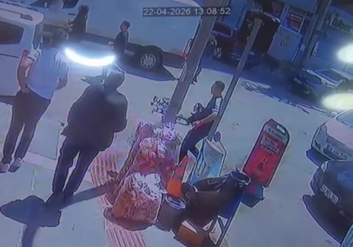 Batman’da bisikletiyle otomobilin altına giren çocuk metrelerce sürüklendi: O anlar kamerada
