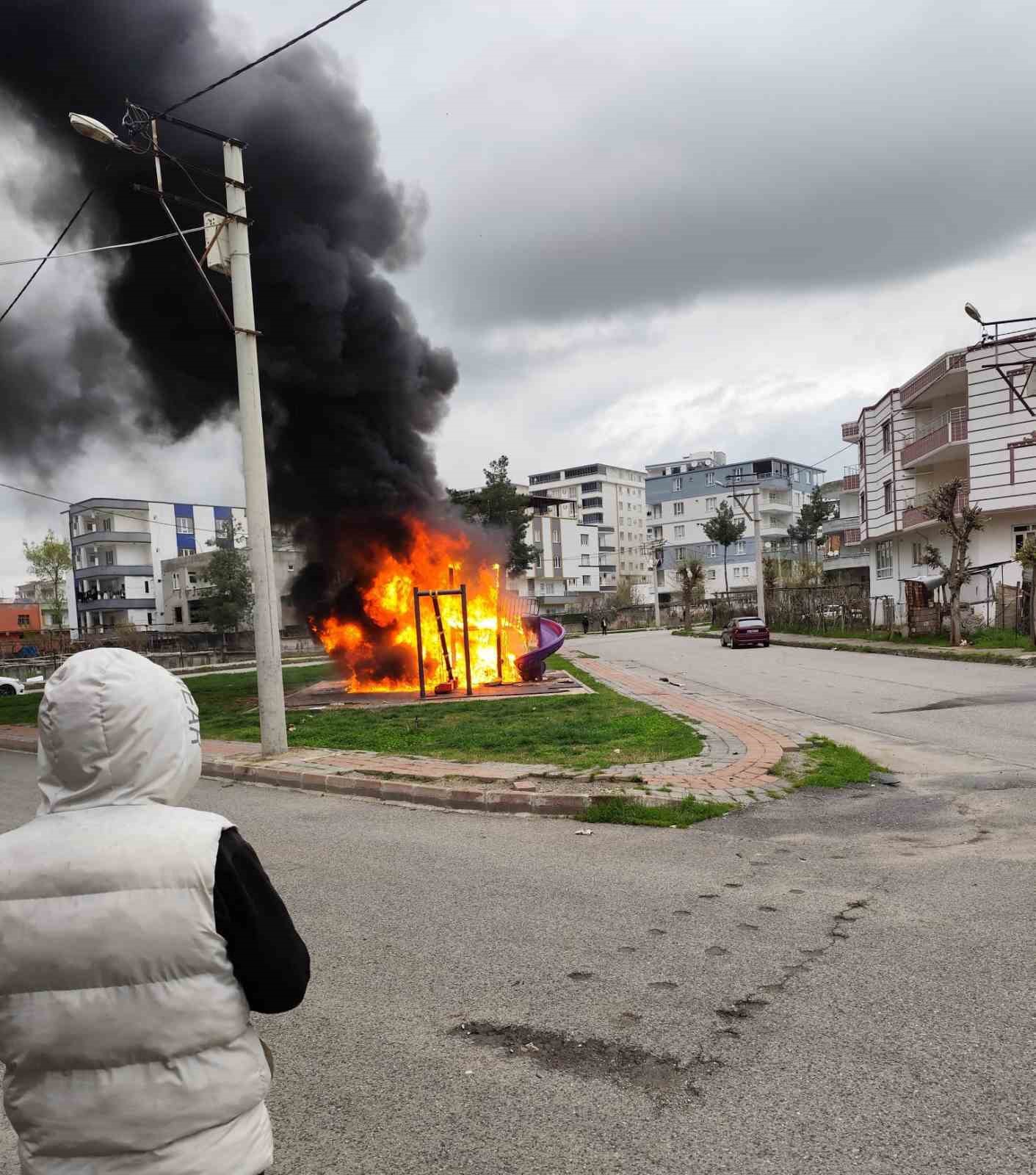 Batman’da çocuk parkında korkutan yangın
