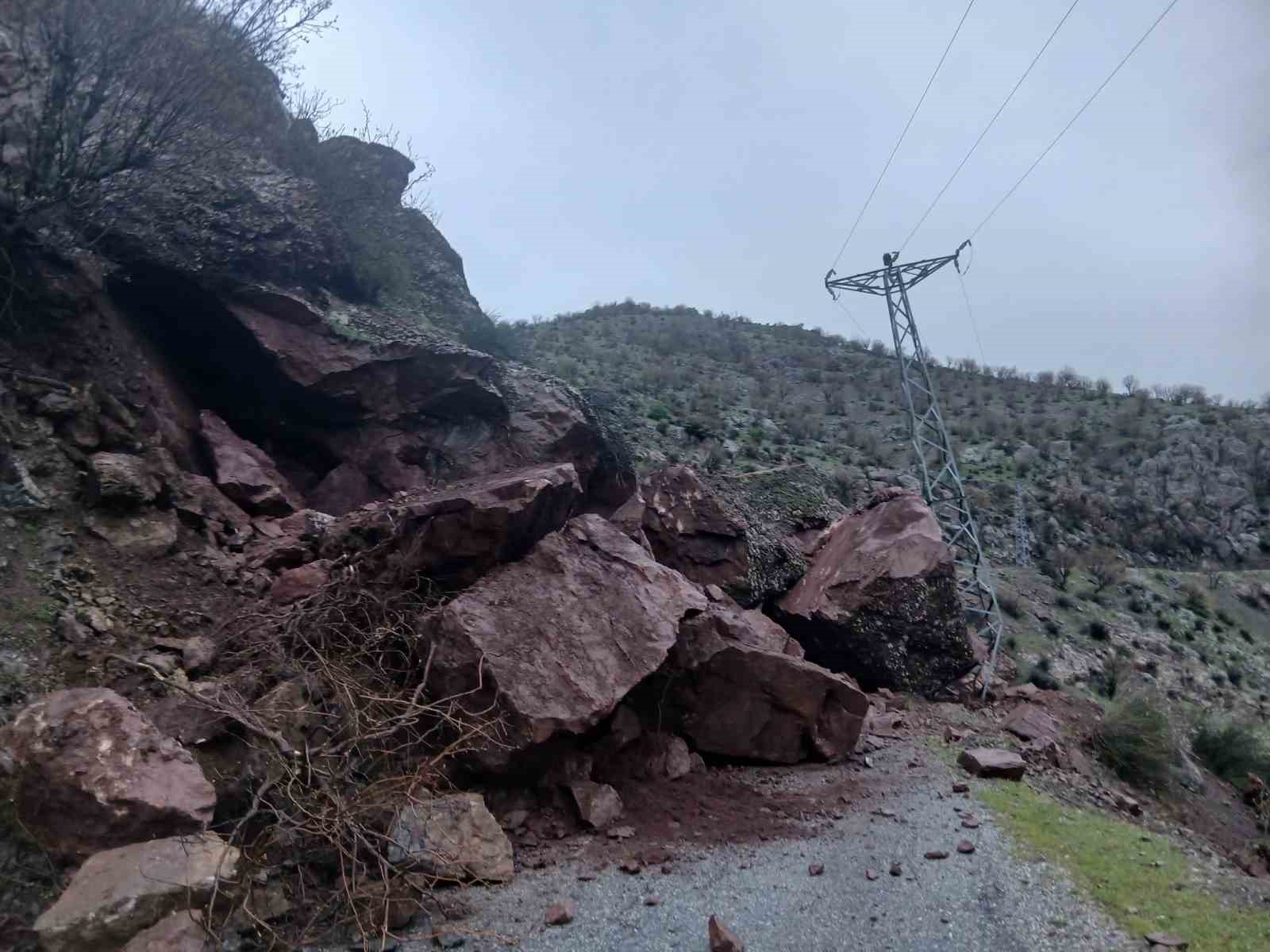 Batman’da dağdan kopan dev kayalar 10’dan fazla yolu ulaşıma kapattı

