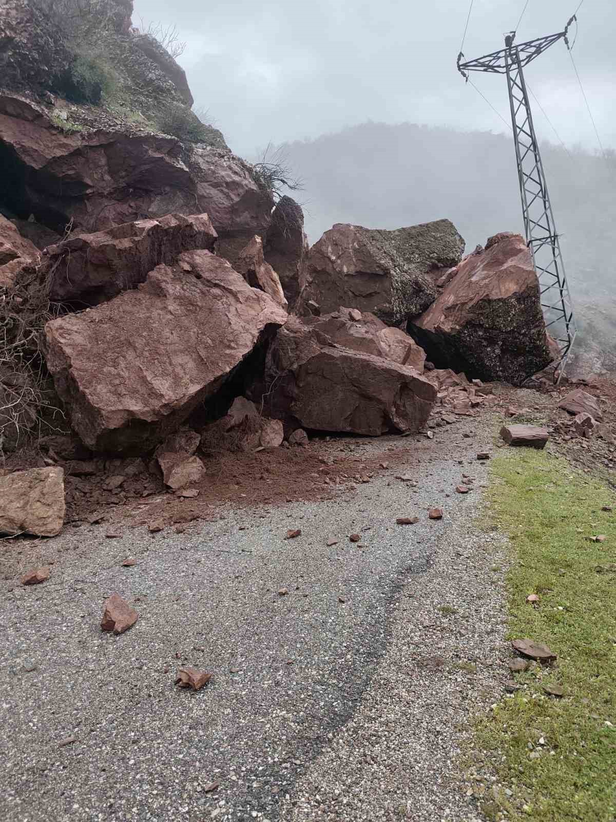 Batman’da dağdan kopan dev kayalar 10’dan fazla yolu ulaşıma kapattı
